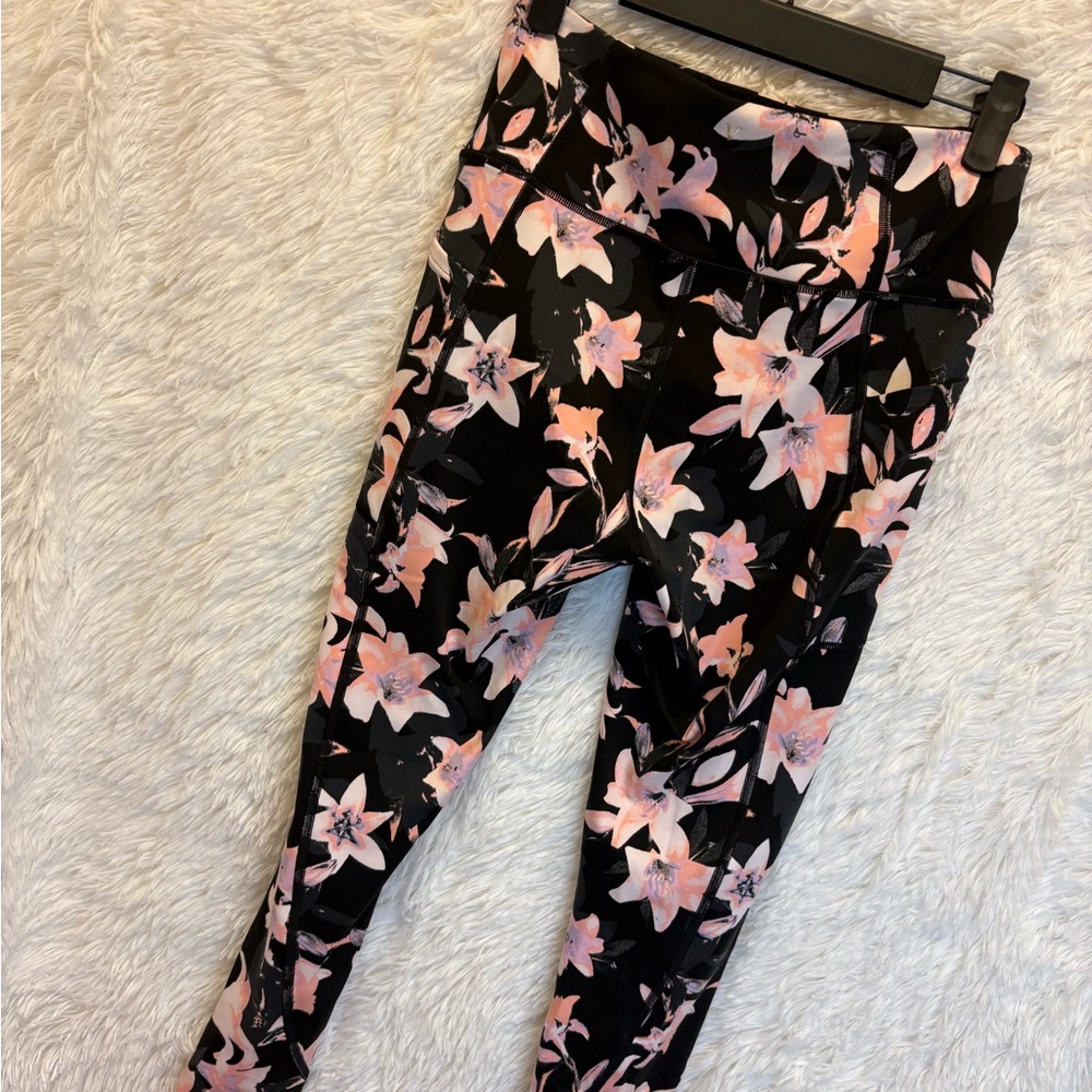 Victoria’s Secret Floral Athleisure Leggings | Yoga | | Lightweight | Medium - Picture 13 of 13